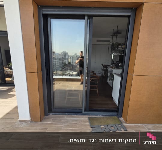 דלת הזזה מאלומיניום עם השתקפות אדם